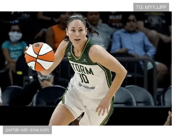 特写：传奇后卫苏·伯德现身风暴队训练馆，指导年轻球员