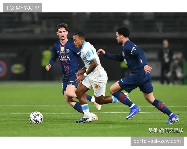 巴黎圣日耳曼训练课重点演练由守转攻瞬间的快速出球