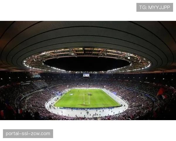 现场大屏播放国米提前夺冠倒计时，引发主场球迷狂欢